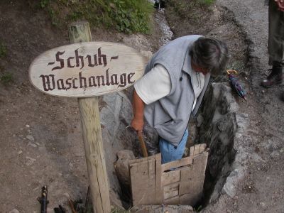 ...nach der Wanderung war eine gründliche Reinigung der Schuhe notwendig.